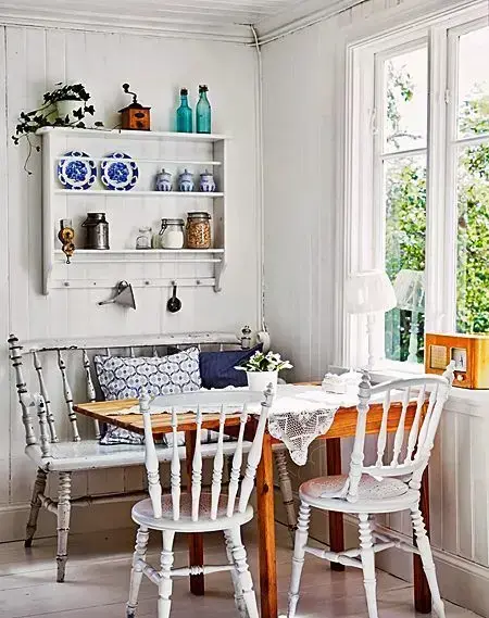 Mesa de jantar com cadeira branca