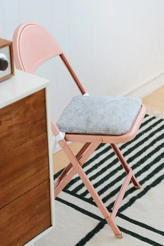 Reforma de cadeira para decoração moderna rosa e cinza