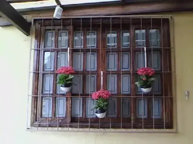Grades para janelas com cachepôs Projeto de Elaine Mattos Motta