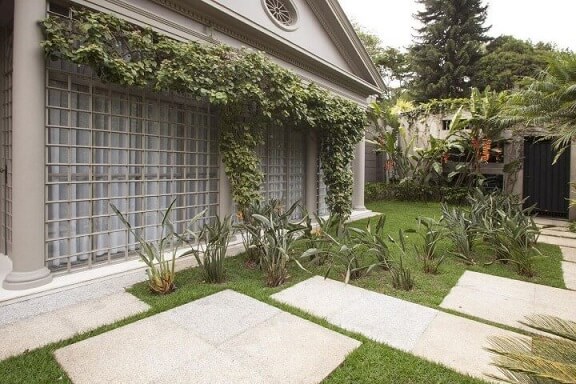 Jardim com grades para janelas Projeto de Deborah Basso