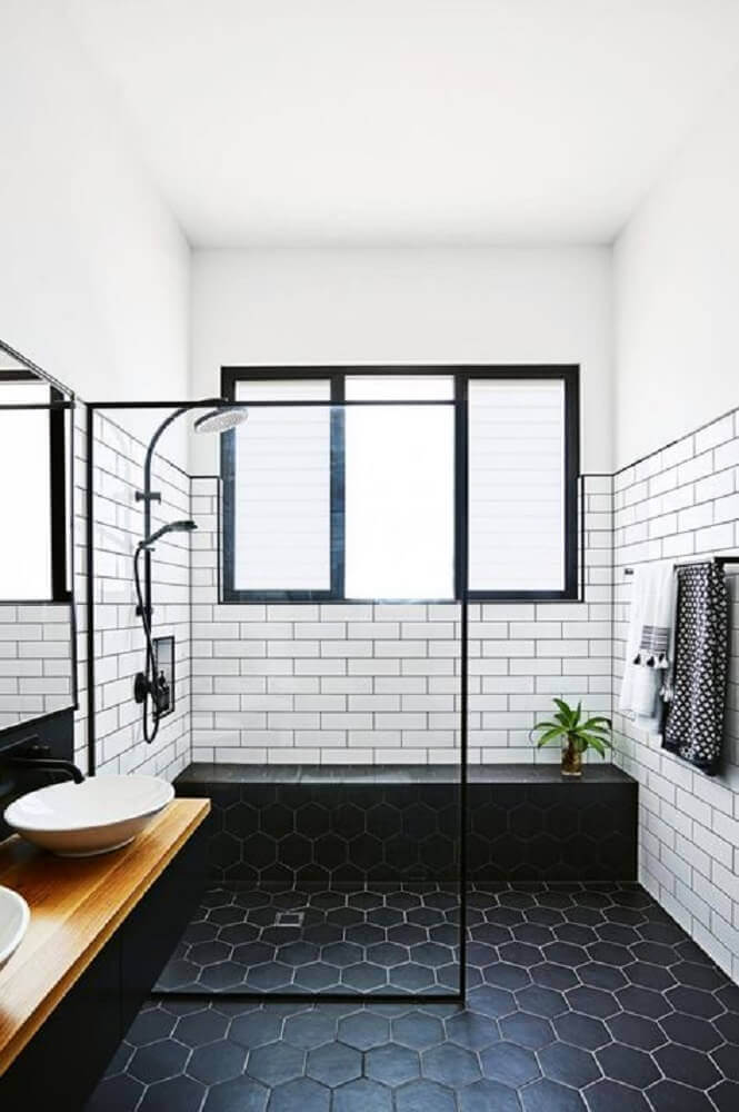banheiro com piso preto
