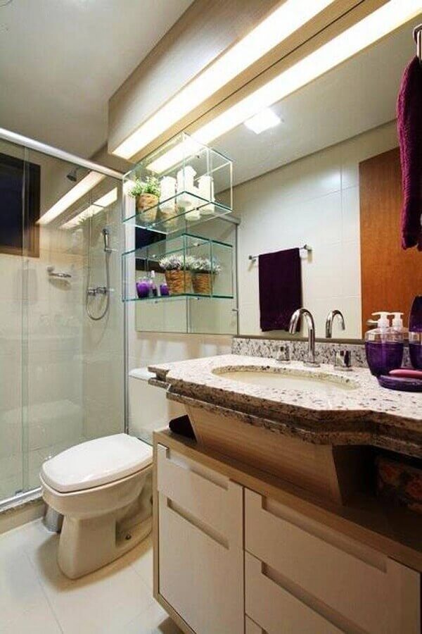 banheiro pequeno planejado decorado em tons neutros com nichos de vidro Foto Danille Garros