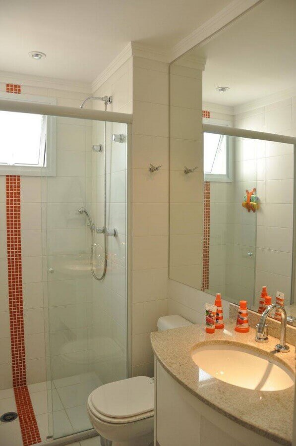 banheiros pequenos com pastilhas laranja e bancada de granito Foto Decorellas