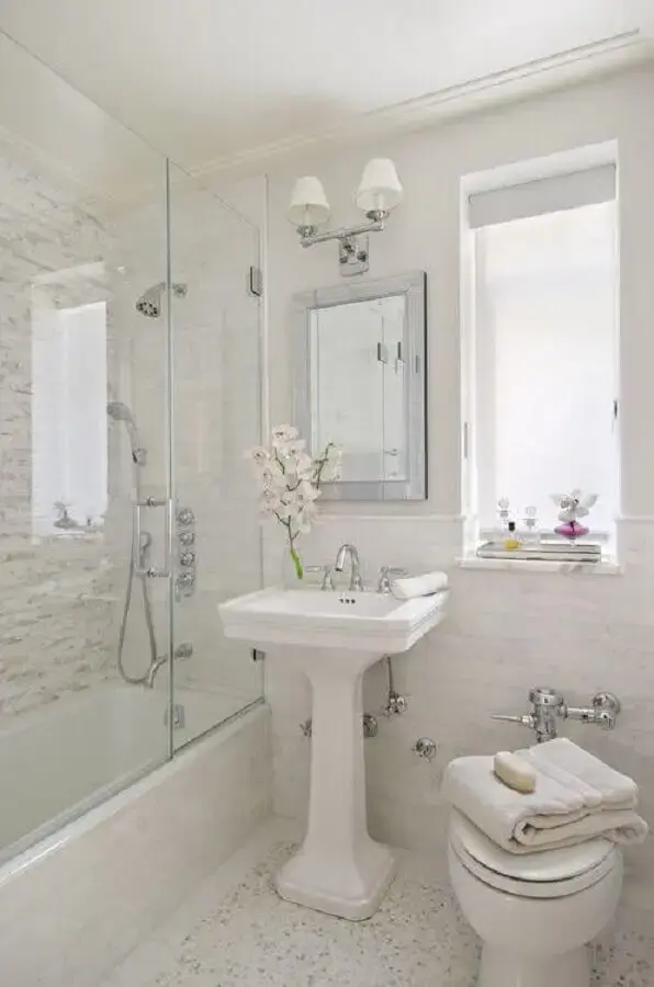banheiros pequenos decorados com estilo clássico Foto Pinterest