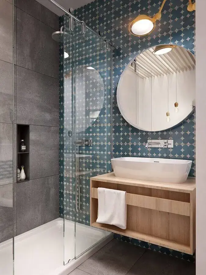 banheiros pequenos e modernos decorados com azulejo hidráulico e espelho redondo Foto Bathroom Decoration