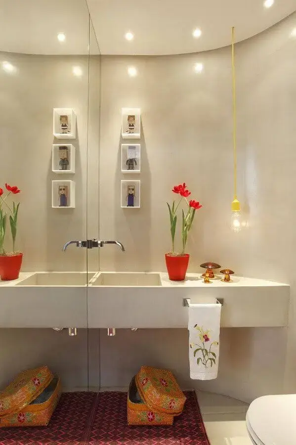 banheiros pequenos e modernos decorados com parede espelhada e luminária pendente minimalista Foto Viva Decora