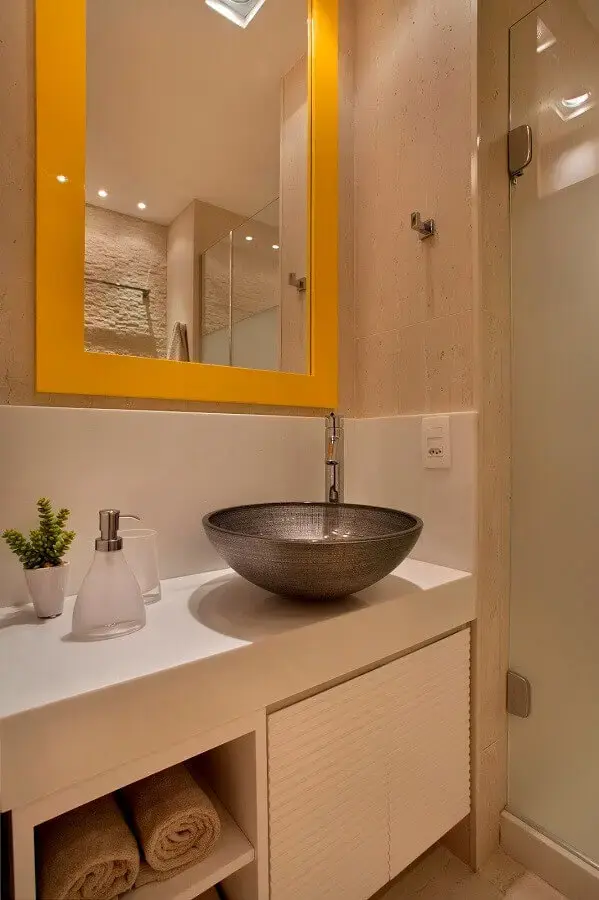 decoração de banheiro pequeno com cuba de metal e espelho com moldura amarela Foto Achados de Decoração
