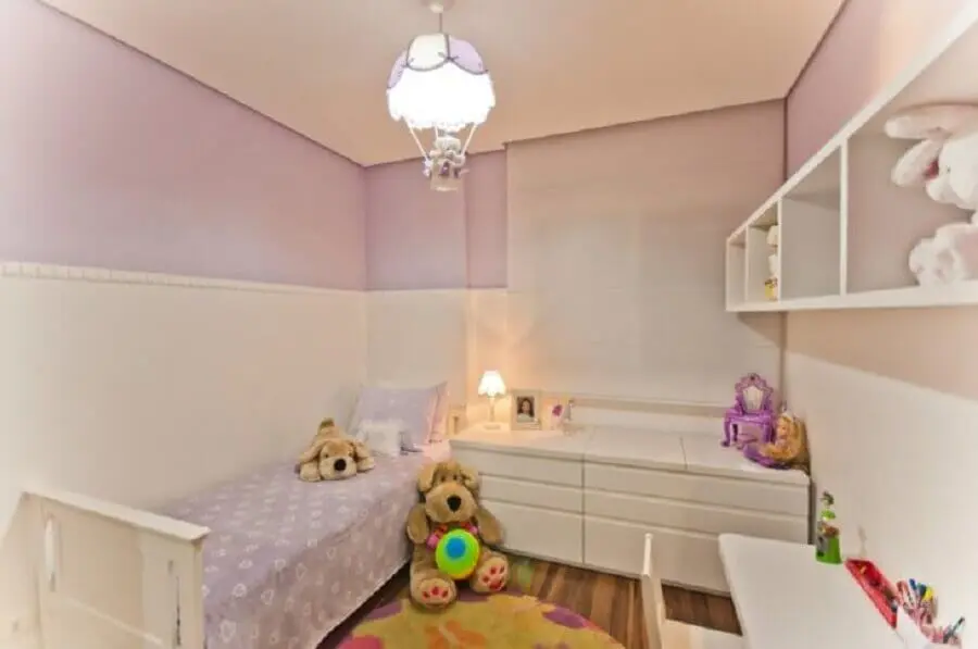 decoração lúdica com lustres para quarto de bebê