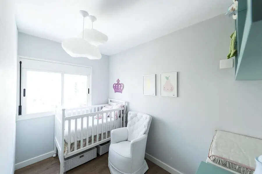 decoração quarto de bebê com lustre em formato de nuvem