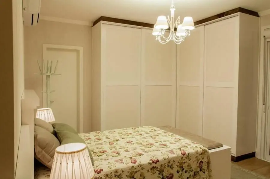 modelo de lustre para quarto de casal com decoração simples