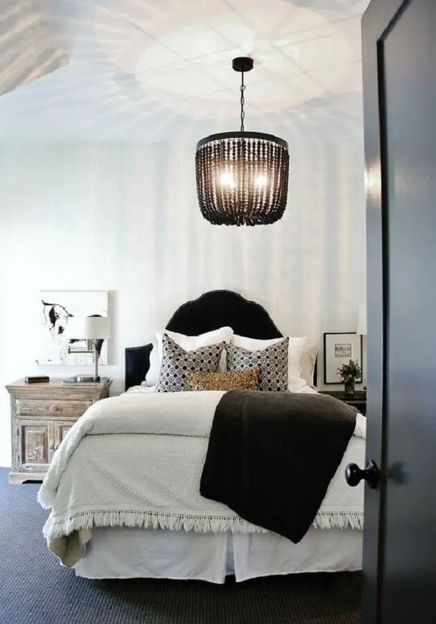 modelo de lustre preto para decoração de quarto de casal