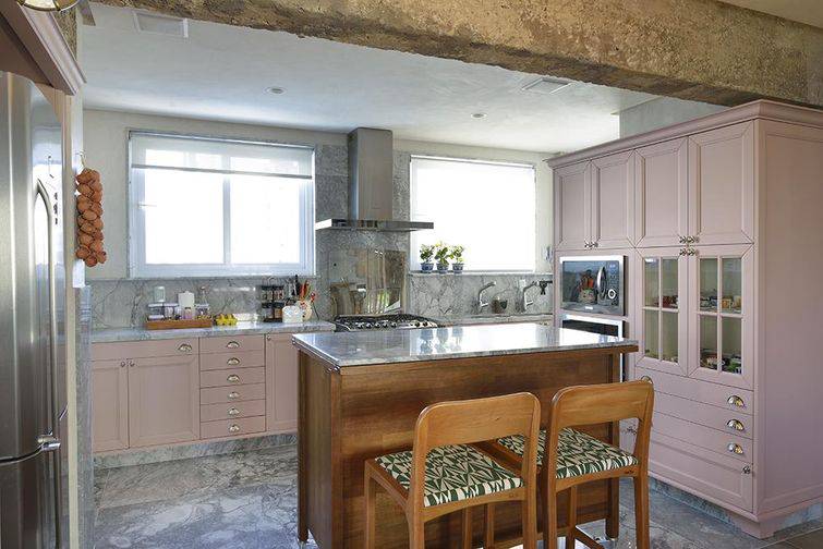 cozinha rosa com banquetas para cozinha de madeira