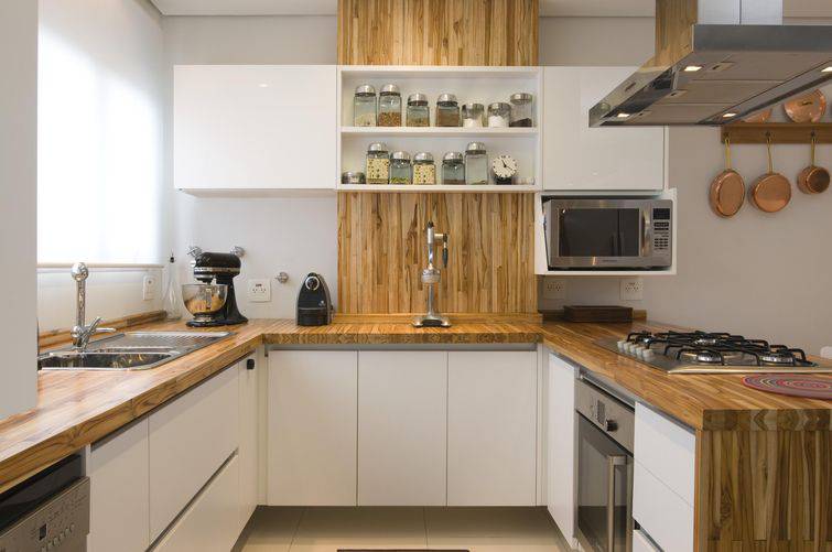 armário de cozinha branco e madeira