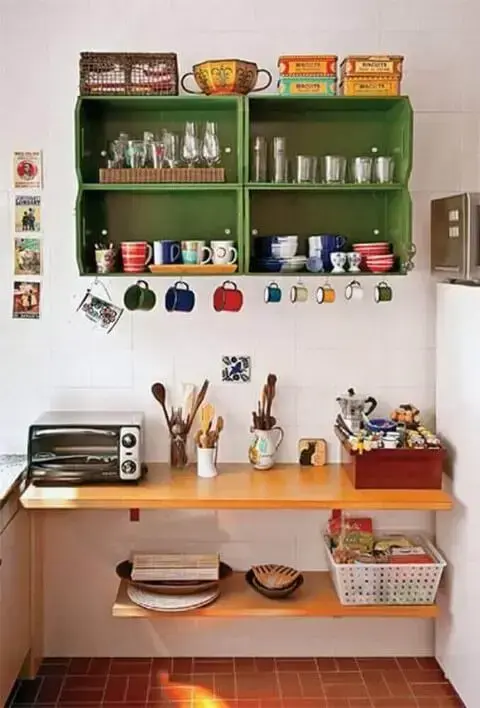 Caixotes de madeira pintados de verde na decoração da cozinha Foto de Blog di Gromia