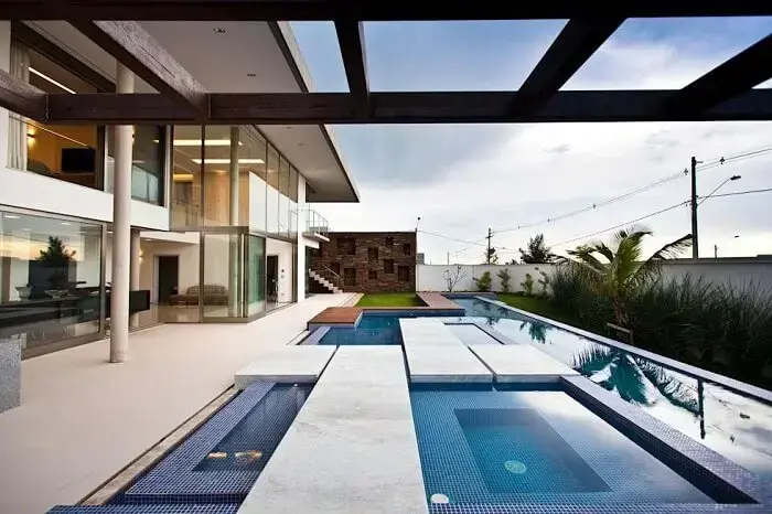Casa com piscinas em vários formatos