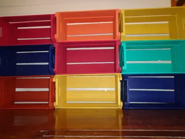 Decoração com caixotes de madeira coloridos como estante Foto de Viver de Artesanato