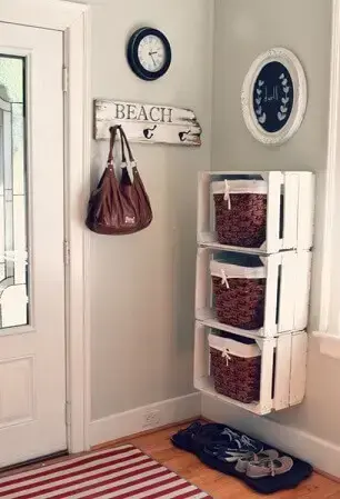 Decoração com caixotes de madeira com cestos de vime como gavetas Foto de Home Specially