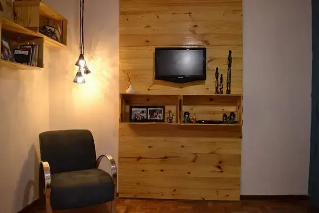 Decoração com caixotes de madeira com painel de TV de madeira Projeto de Elisabeth Scholz