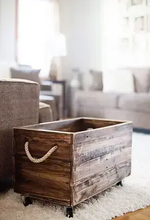 Decoração com caixotes de madeira com rodinhas Foto de Pinterest