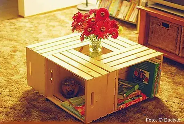 Decoração com caixotes de madeira como mesa de centro Foto de Nadine Guerra