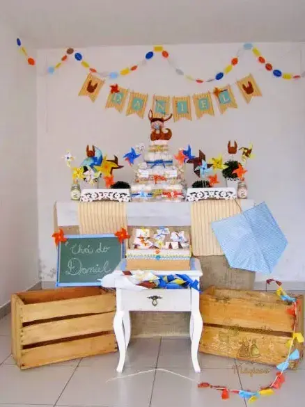 Decoração com caixotes de madeira em aniversário infantil Foto de Girassóis Mágicos