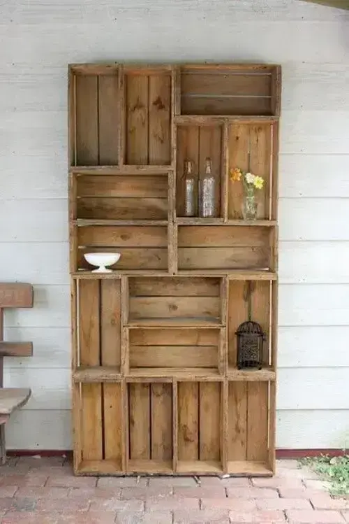 Decoração com caixotes de madeira formando estante alta Foto de Pinterest