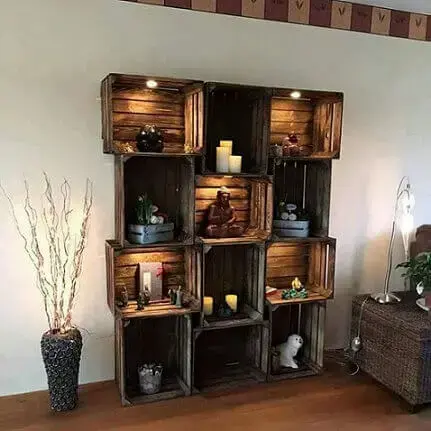 Decoração com caixotes de madeira formando estante alta Foto de Pinterest