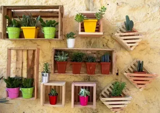Decoração com caixotes de madeira para fazer jardim vertical Foto de Cultura Mix