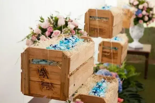 Decoração com caixotes de madeira suspensos decorativos Foto de Pinterest