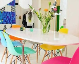 Móveis coloridos: sala de jantar com mesa oval e cadeiras coloridas. Fonte: Revista VD