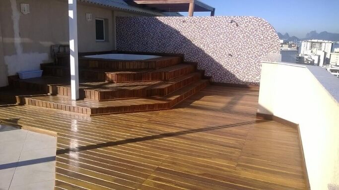 Piscinas pequenas suspensas com deck de madeira Projeto de Paulo Alves