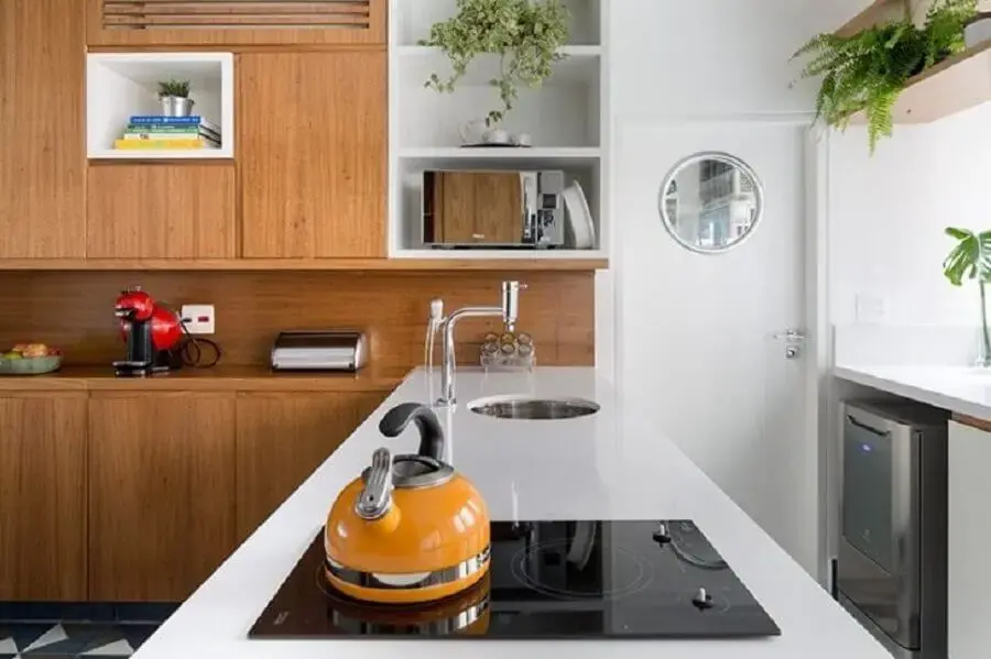 bancada de cozinha feita em silestone branco com armários de madeira Foto Tria Arquitetura