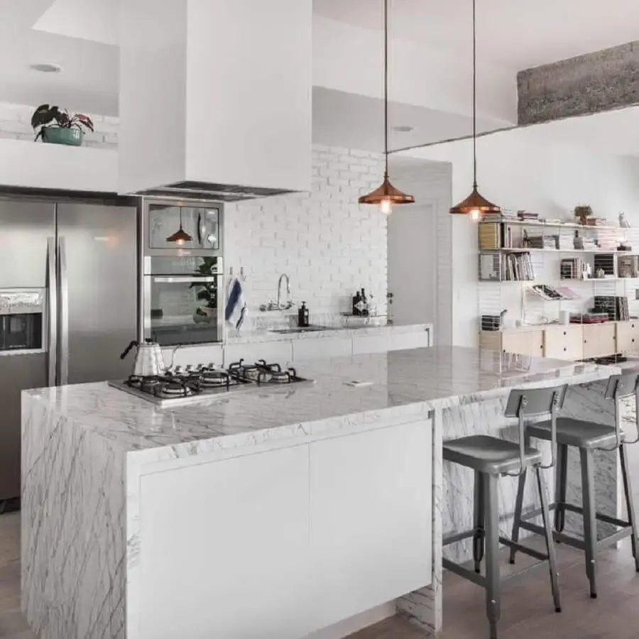 cozinha branca moderna decorada com parede de tijolinho branco e bancada para cozinha em mármore Foto PM Arquitetura