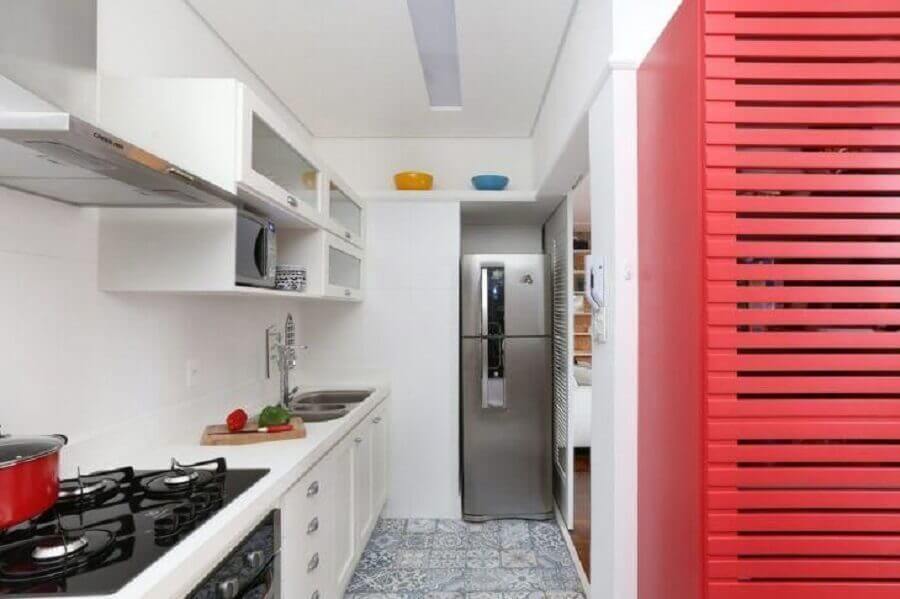 cozinha corredor decorada com bancada de cozinha em nanoglass Foto Achduo Arquitetura