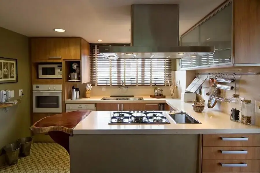 cozinha decorada com móveis planejados e bancada de cozinha em porcelanato Foto Webcomunica