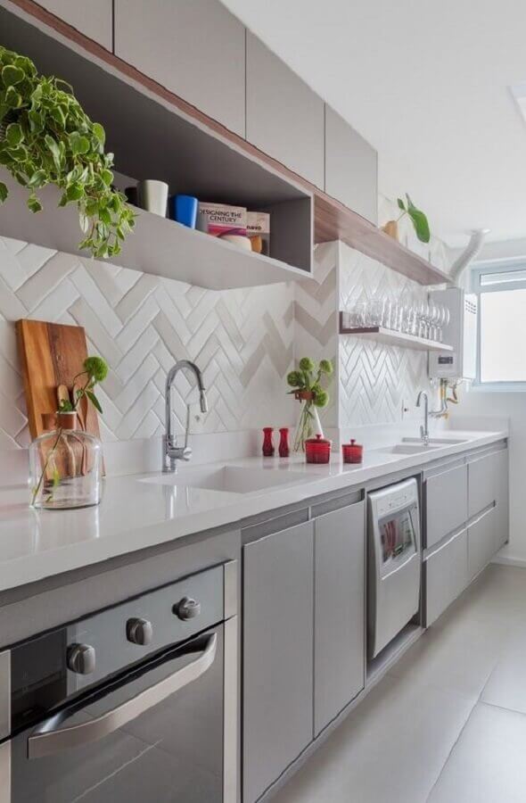 cozinha planejada cinza com bancada de cozinha em nanoglass Foto Pinterest