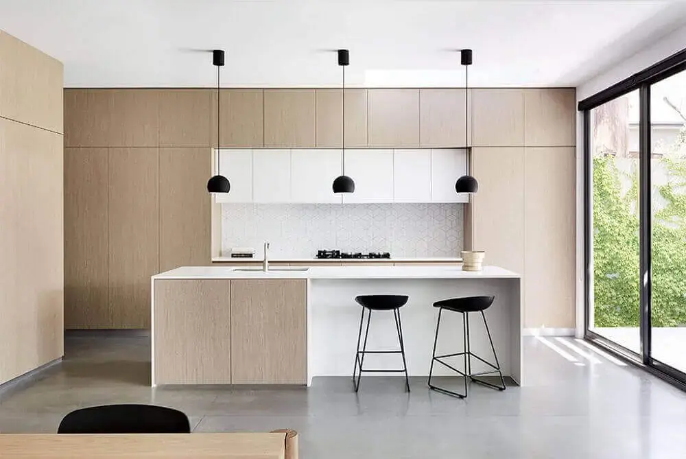 cozinha moderna planejada com luminária de teto tipo pendente