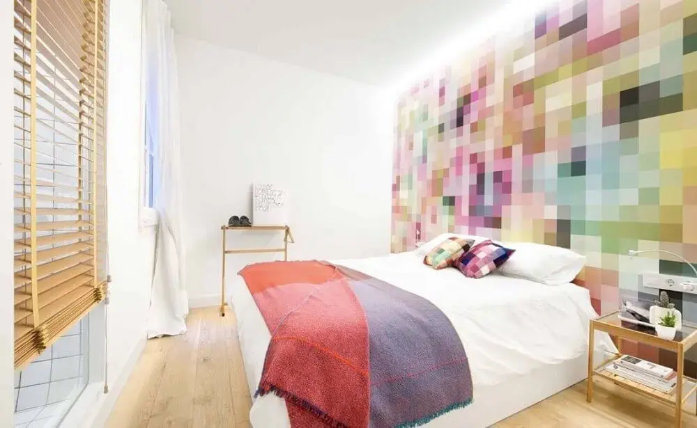 decoração alegre para quarto de casal com papel de parede diferente e colorido