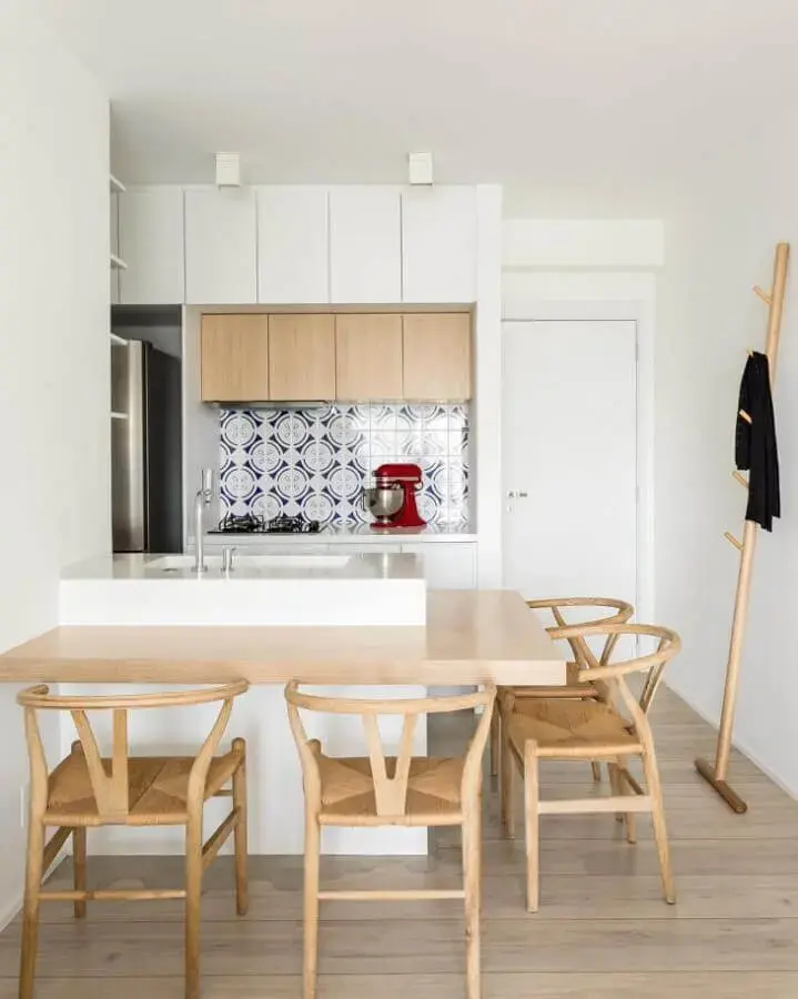 decoração branca com bancada para cozinha de madeira Foto Gabriel de Lucca