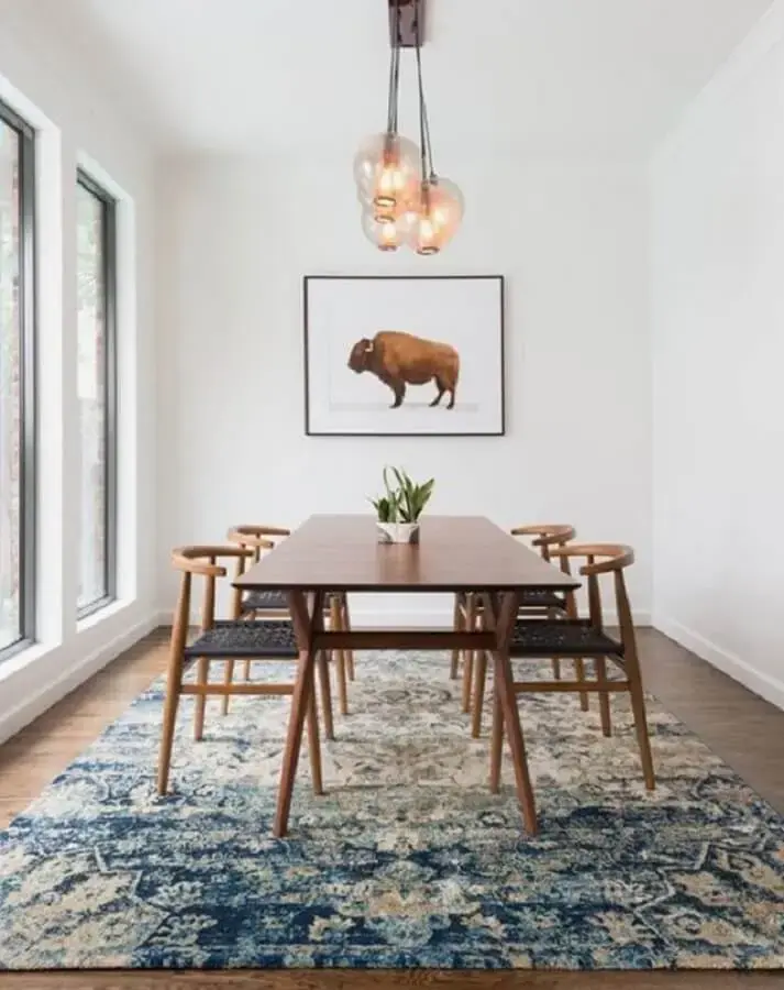 decoração clean para sala de jantar com tapete azul e luminária de teto Foto Pinterest