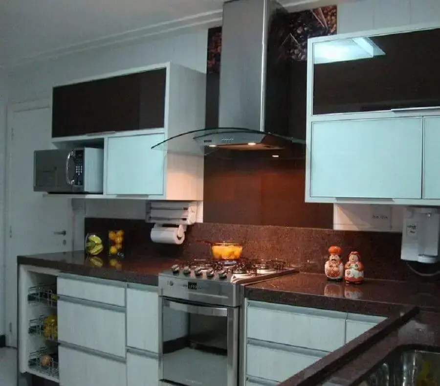 decoração com bancada de cozinha marrom e branca Foto Marli Rodrigues