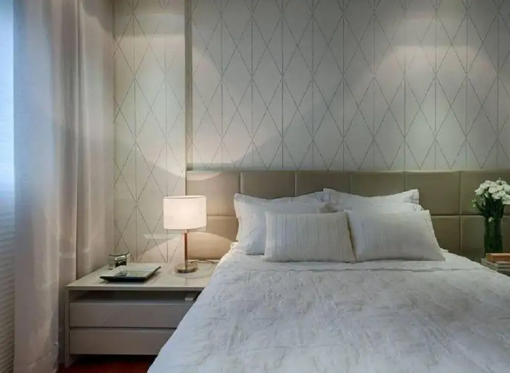 decoração com papel de parede neutro e geométrico para quarto de casal