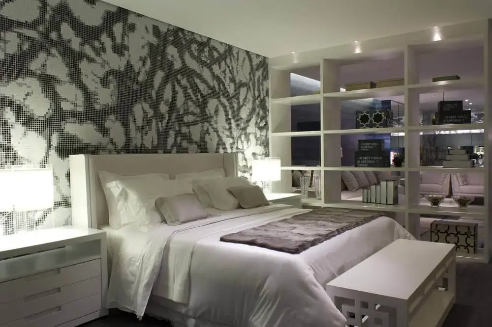 decoração com papel de parede para quarto de casal preto e branco