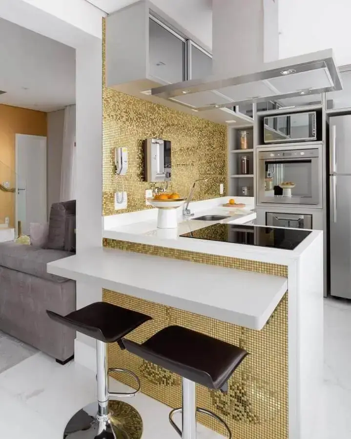 decoração com pastilhas douradas e Bancada de cozinha em L Foto Monise Rosa Arquitetura