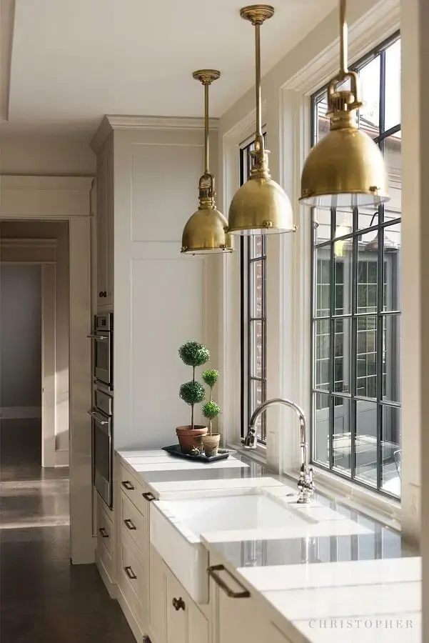 decoração cozinha planejada toda branca com luminárias de teto douradas Foto Pinterest