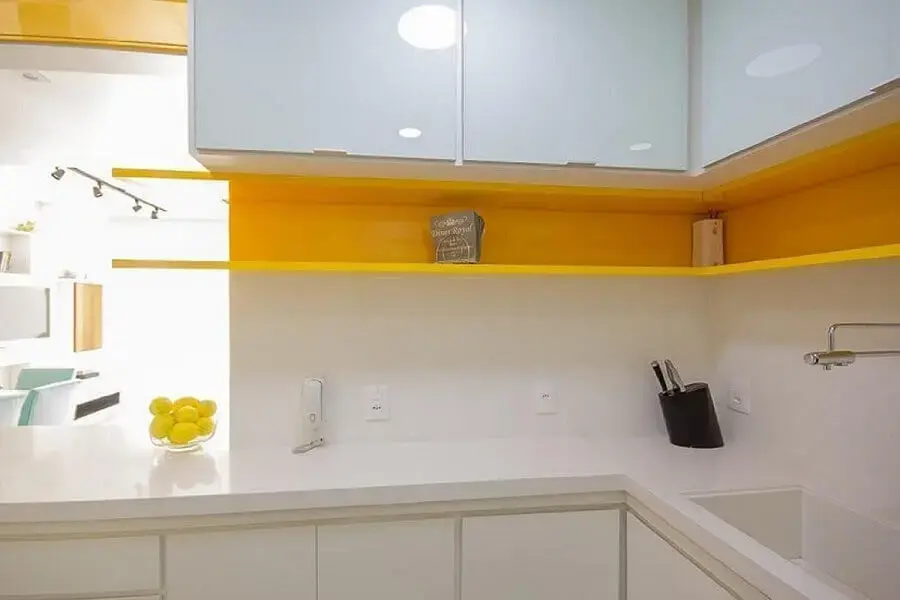 decoração em branco e amarelo com bancada para cozinha feita em quartzo branco Foto Elen Saravalli