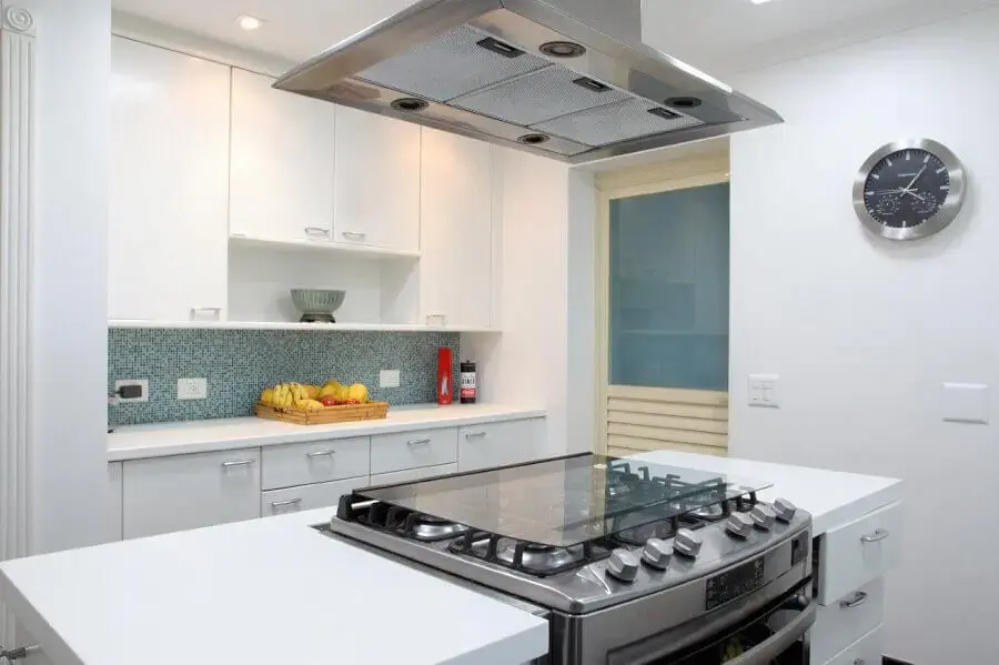 decoração em branco e azul para bancada de cozinha planejada Foto Cris Paola