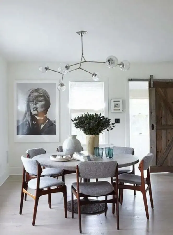 decoração minimalista apra sala de jantar com luminária de teto diferente Foto Pinterest