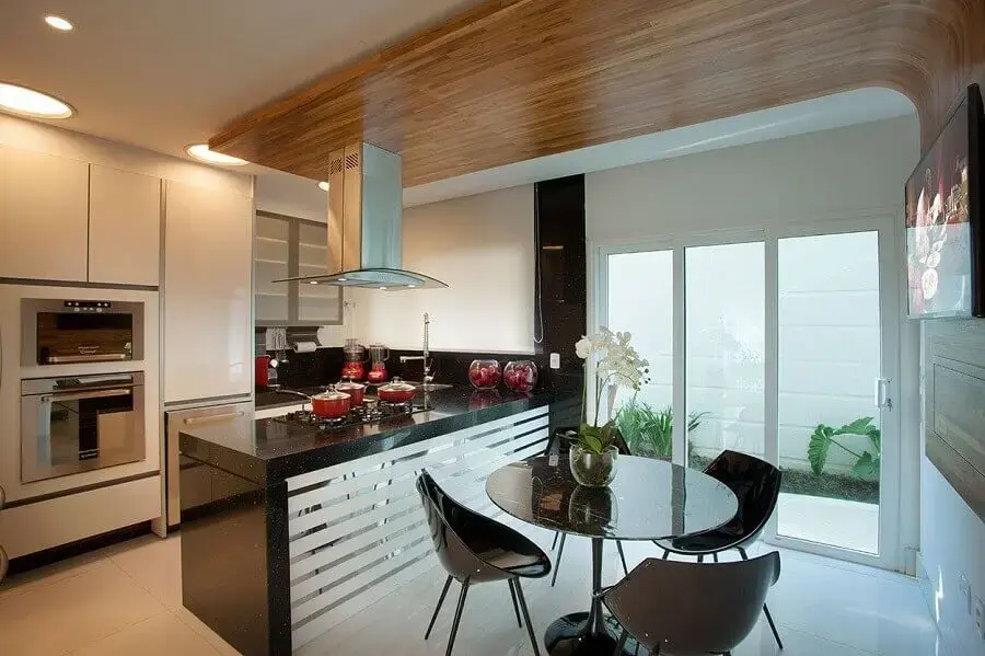 decoração moderna com bancada de cozinha preta feita em silestone Foto Marmoraria Margutti