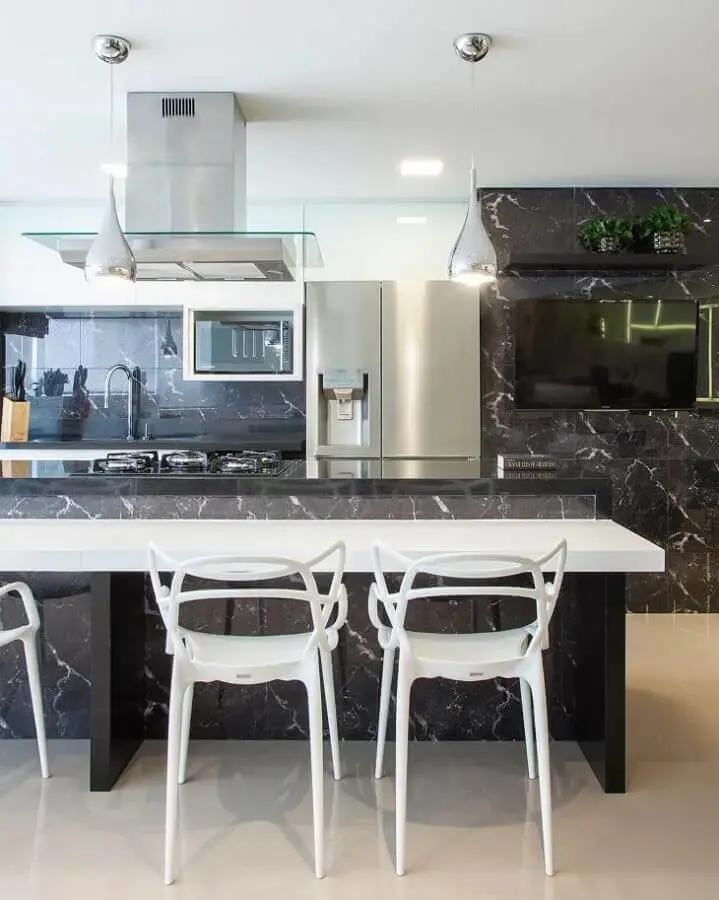 decoração moderna com bancada para cozinha gourmet preta e branca Foto Monise Rosa Arquitetura